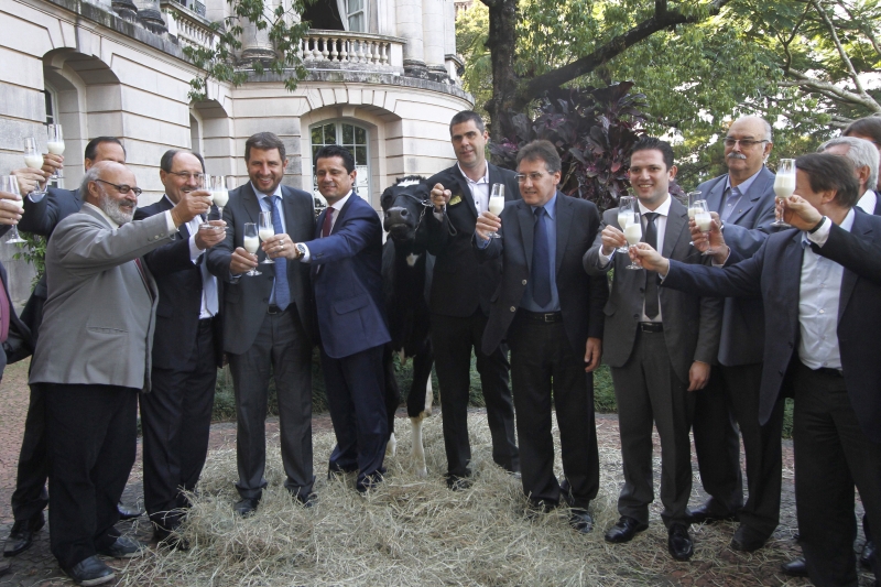 Governador e representantes do setor brindaram com leite no lançamento da programação do evento