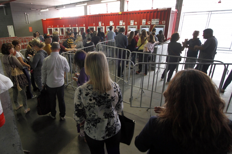 Público Faz Filas No Primeiro Dia De Venda De Ingressos Para Show De