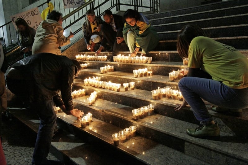 Durante o ato, velas foram acesas em apoio à Lava Jato e pela agilidade dos processos no Tribunal