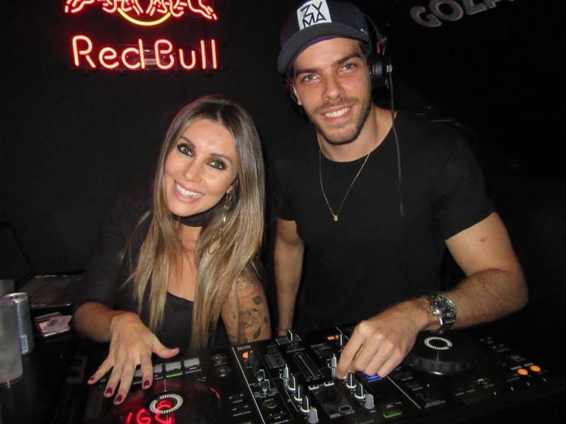 Os DJs Analú Giacomolli e Zyma Oliveira no Valen Bar