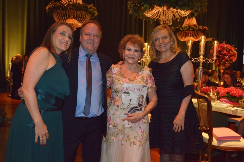 Iolanda Ferrão entre os filhos Fernanda, Gustavo e Carmen Ferrão