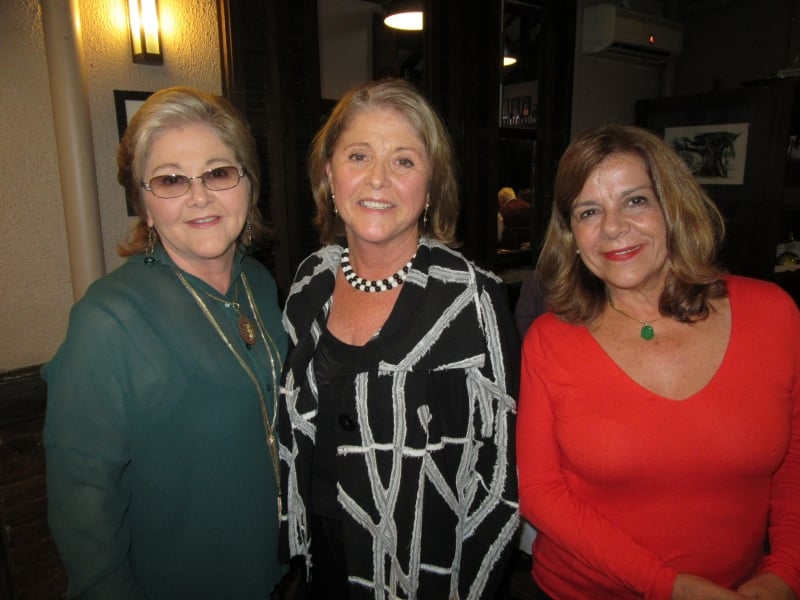 As irmãs Lala Aranha e Zenia Aranha da Silveira com Balala Campos no restaurante Tartare 