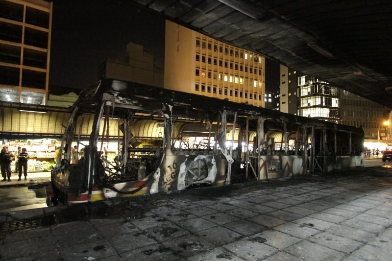 No terminal Parobé, ônibus foi consumido pelas chamas