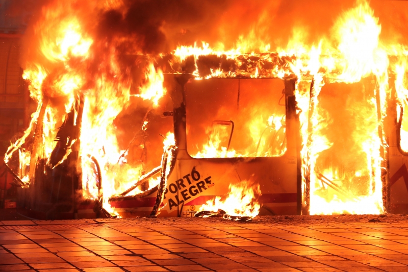 O ônibus durante o incêndio no terminal Parobé