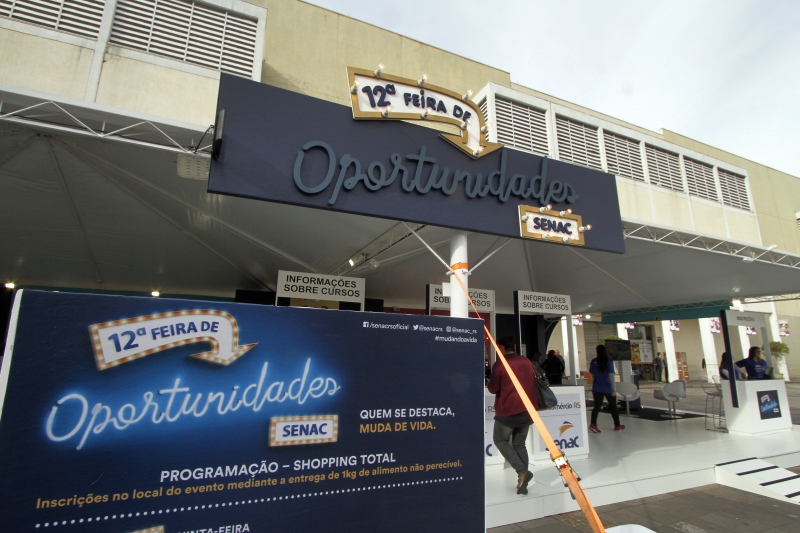 Gera&ccedil;&atilde;o E
Apresenta&ccedil;&atilde;o da 12&ordf; Feira de Oportunidades do Senac. Com os painelistas Guilherme Bertoni (E), Jos&eacute; Paulo da Rosa e Lucas Schifino, no cinema do Shopping Total
na foto: estrutura montada no estacionamento Foto: MARCELO G. RIBEIRO/JC