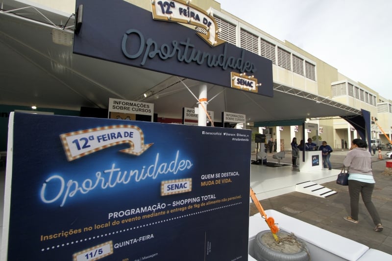 Gera&ccedil;&atilde;o E
Apresenta&ccedil;&atilde;o da 12&ordf; Feira de Oportunidades do Senac. Com os painelistas Guilherme Bertoni (E), Jos&eacute; Paulo da Rosa e Lucas Schifino, no cinema do Shopping Total
na foto: estrutura montada no estacionamento Foto: MARCELO G. RIBEIRO/JC