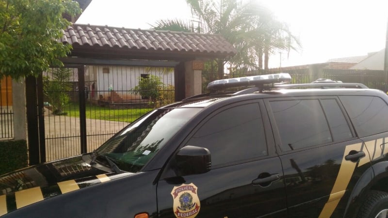 Policiais federais cumprem dois mandados de busca e apreensão em Taquara e Sapiranga