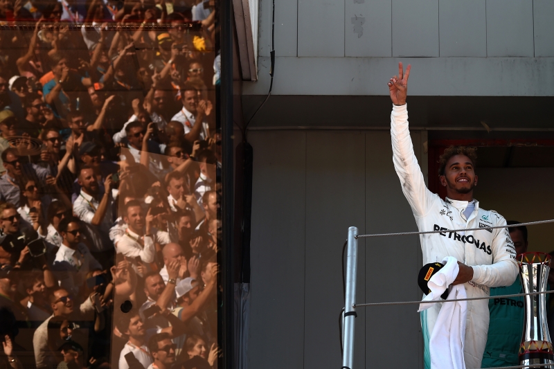 Com sua 55ª vitória na F-1, Hamilton reduziu a vantagem de Vettel na liderança do Mundial de Pilotos