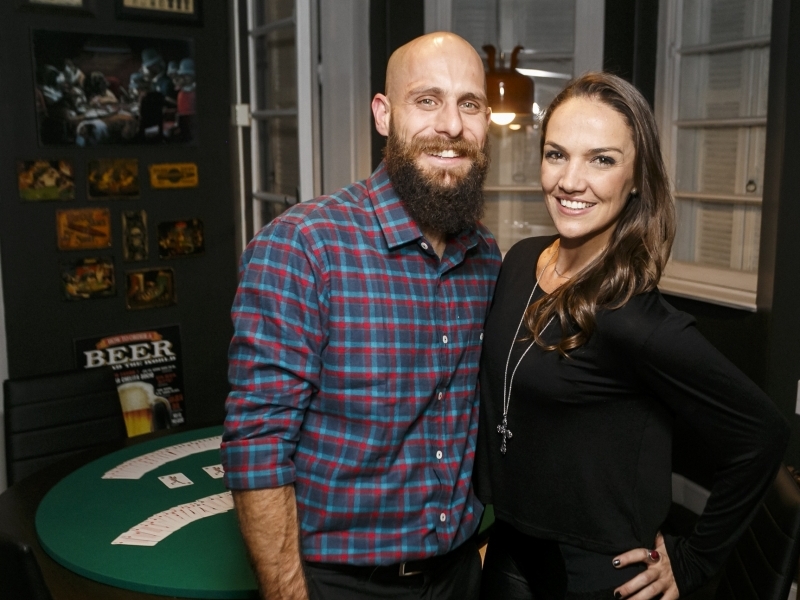 Fotolegenda
Matheus Grazziotin e Karina Kolowski receberam os convidados na inaugura&ccedil;&atilde;o da Velho Tranquilo Barbearia, na Padre Chagas 

