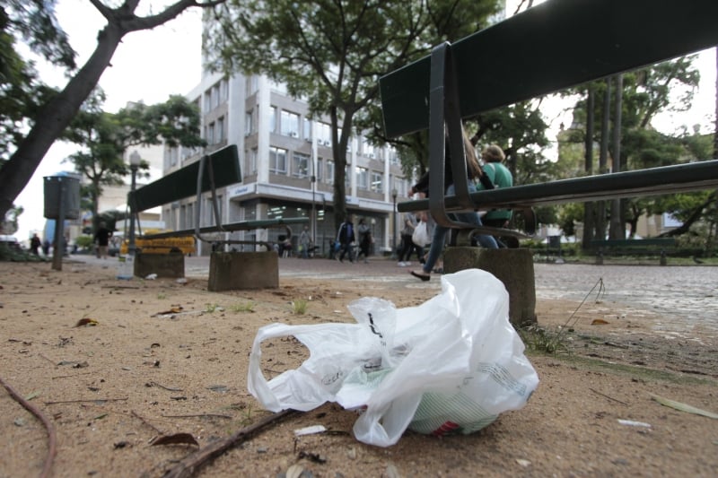 Lixo acaba se espalhando por ruas e praças da Capital