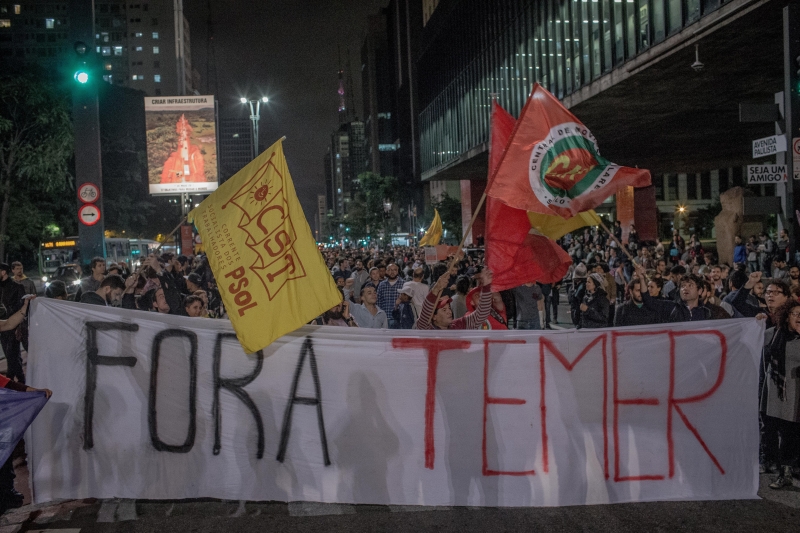 SÃO PAULO, SP, 17.05.2017: TEMER-DENÚNCIAS -  Manifestantes contrários ao governo de Michel Temer (PMDB), em frente ao MASP, na av. Paulista, em São Paulo (SP), entoando gritos de ''Fora, Temer'' pedem a renúncia do presidente da República e eleições diretas. (Foto: Eduardo Anizelli/Folhapress)