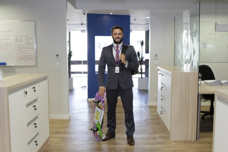 Nívio Delgado se diverte andando de skate e cozinhando