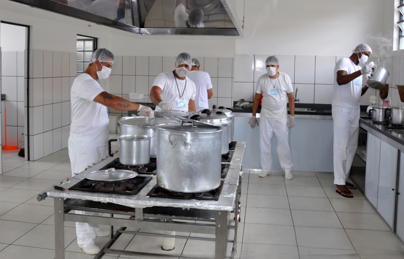 Em APAC em São João del Rei, recuperandos trabalham em áreas como a cozinha