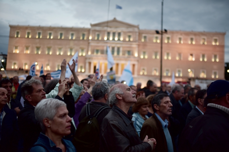  Gregos realizam protestos em frente ao parlamento em Atenas