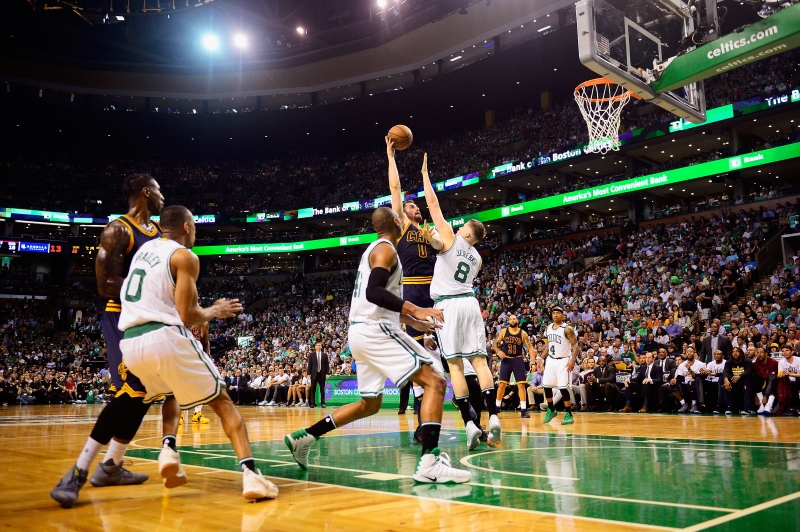 Kevin Love vence a marcação para encestar mais dois pontos ao elenco de Cleveland no TD Garden, em Boston