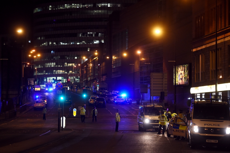Segundo a polícia britânica, há mortos e feridos; as autoridades recomendam que a área do estádio seja evitada
