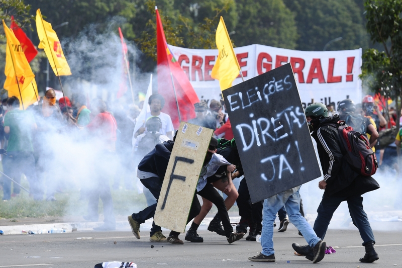 Desde cedo, manifestantes protestam contra o governo do presidente Michel Temer em Brasília