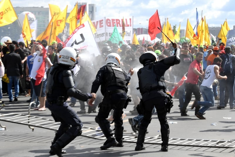  Há vários focos de enfrentamento entre manifestantes e policiais no protesto que ocorre na Esplanada