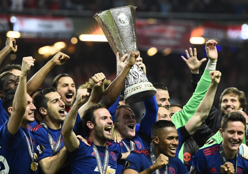 Jogadores do Manchester United erguem o troféu da conquista da Liga Europa