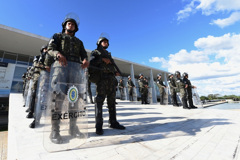 Após protestos na quarta-feira, Temer autorizou a presença de militares para a Garantia da Lei e da Ordem  