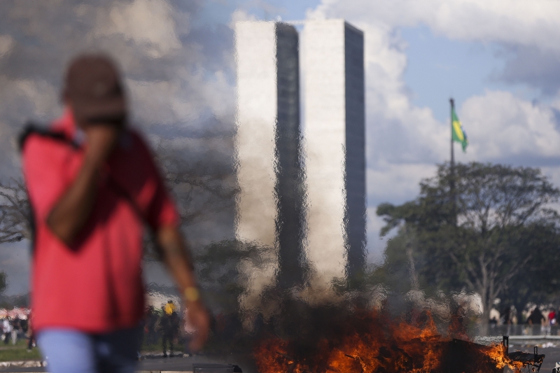 Durante os protestos, manifestantes incendiaram banheiros públicos e o fogo se alastrou pelo prédio sede do Ministério da Agricultura