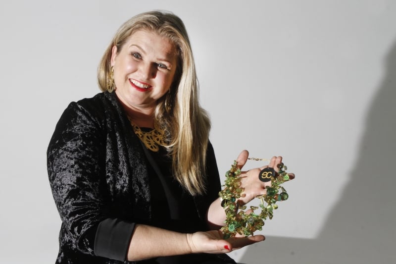 Eliana usa at� prendedores de roupas nos colares e pulseiras