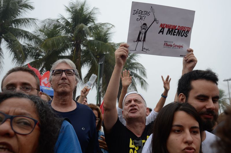 O público do ato misturava militantes de centrais sindicais, jovens e famílias