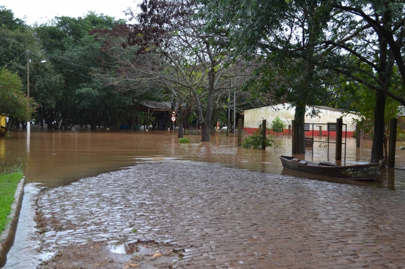 Rio Uruguai invadiu o cais do porto, ponto turístico de São Borja