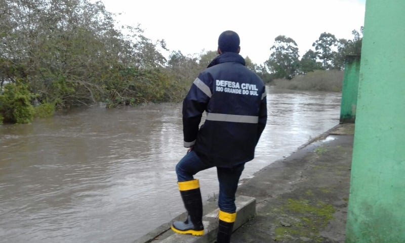 O número de municípios afetados, que na quinta-feira chegava a 74, hoje subiu para 100