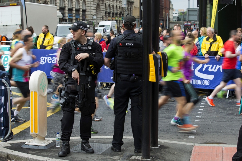 Agentes com metralhadoras fizeram a segurança da Great Manchester Run