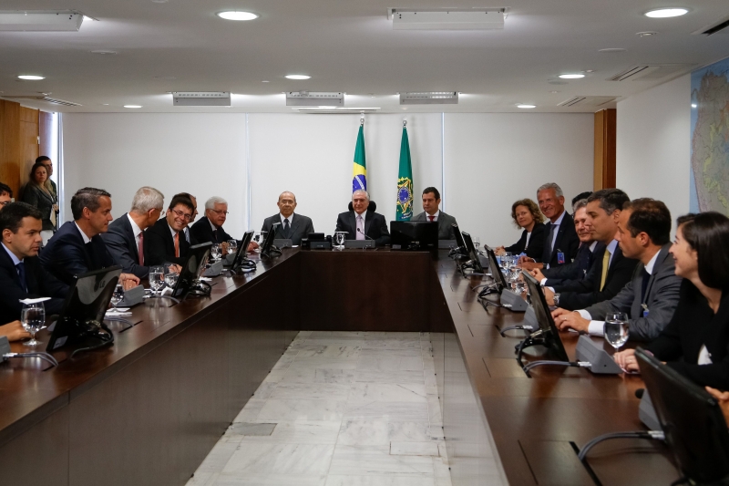 Temer recebe os presidentes das operadoras que venceram leilão de concessão dos aeroportos