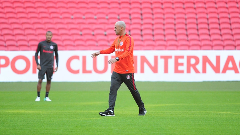 Dulac orienta os atletas no treino desta segunda no Beira-Rio