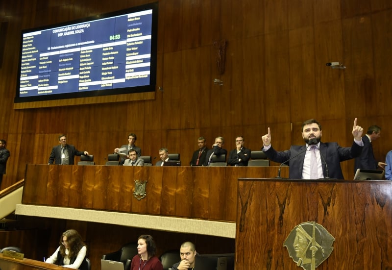 Souza comunicou no plenário a retirada da PEC para acabar com plebiscitos
