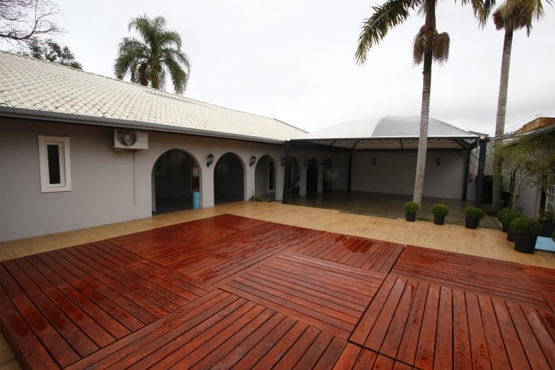A residência, no bairro Jardim do Salso, tem área externa com piscina; espaço vira deck quando coberto Foto: FREDY VIEIRA/JC