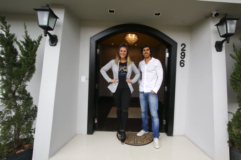 Entrevista com Claus e Vanessa, que agora transformaram a casa deles em casa de festas.  Foto: FREDY VIEIRA/JC