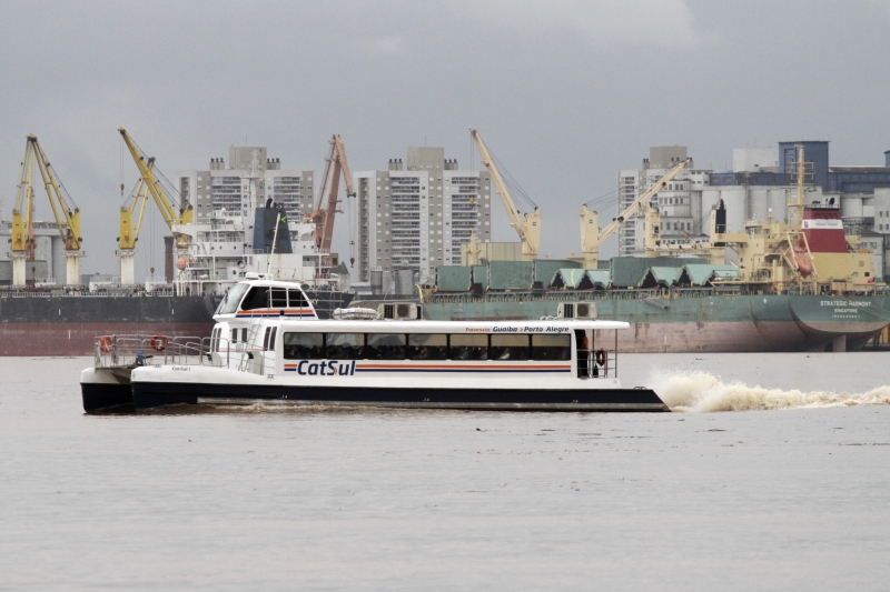 Catamarã ligando Porto Alegre e Guaíba se transformou em alternativa para moradores