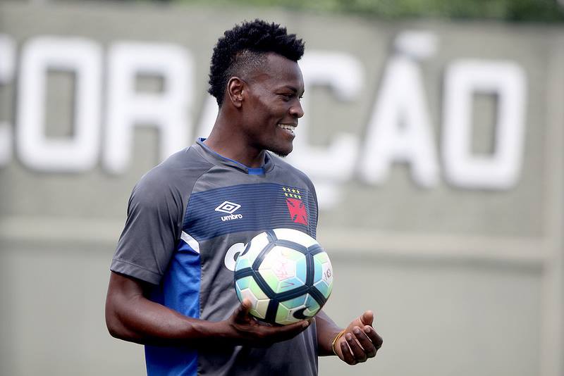 Enquanto convivia constantemente com as vaias da torcida colorada, o zagueiro já foi para o segundo jogo ovacionado em São Januário