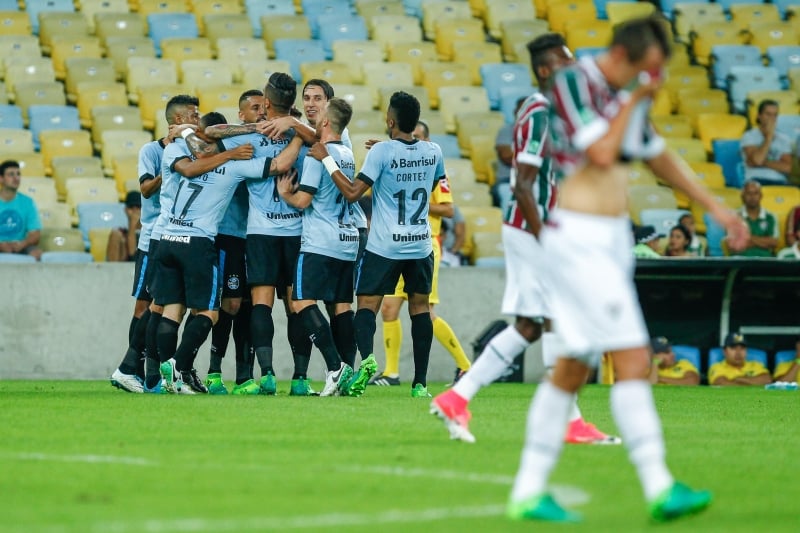 Jogadores do Grêmio comemoram vitória diante do Fluminense no Rio de Janeiro