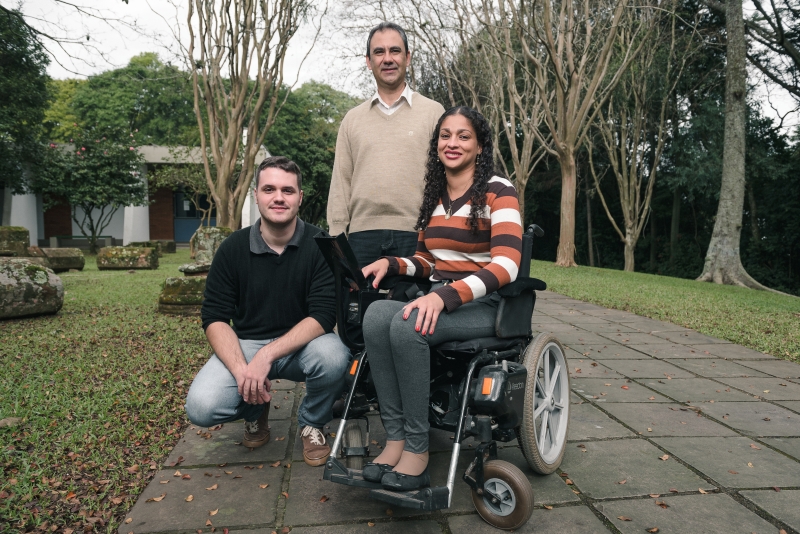Santos, Barbosa (c) e Rosane, que testou a cadeira motorizada
