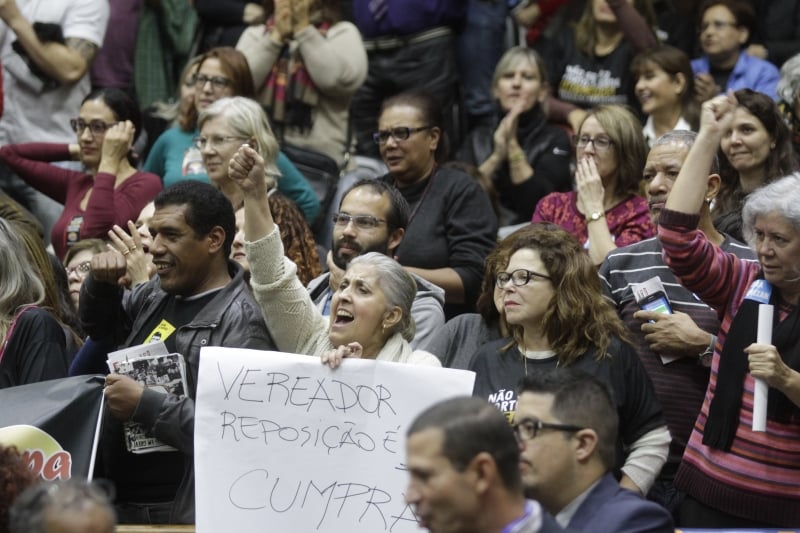 Manifestantes levaram cartazes e criticaram a Prefeitura