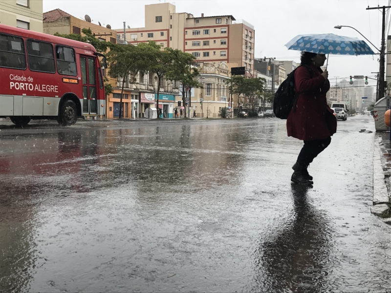 Chuva marca o primeiro dia de junho e exige cuidado de pedestres e motoristas