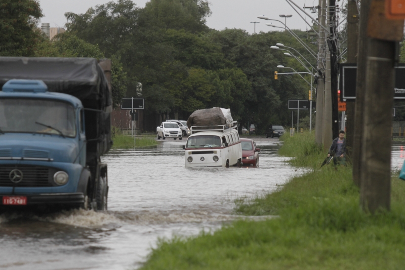 No Humaitá, veículos ficaram parados devido ao acúmulo de água