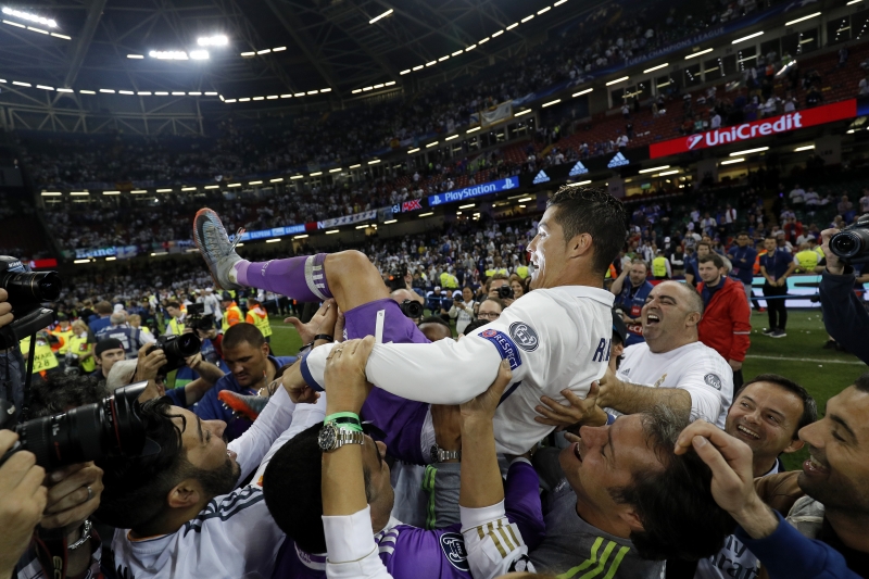 Cristiano Ronaldo é erguido pelos colegas após marcar na terceira final de Liga dos Campeões
