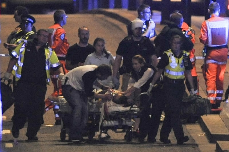 Polícia e socorristas atendem vítimas do ataque na London Bridge em meio a pânico na capital inglesa