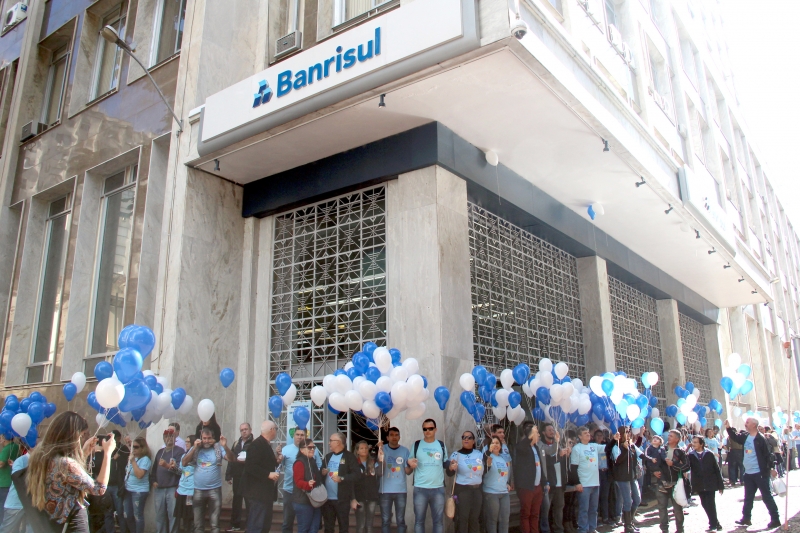 Servidores abraçaram agência do banco gaúcho localizada na Praça da Alfândega