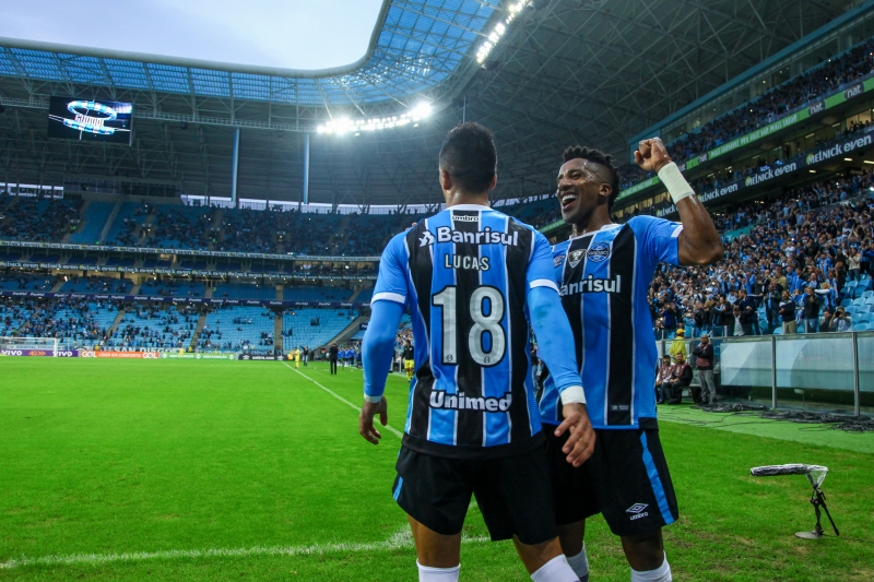 Lucas Barrios celebra tento gremista contra a defesa vascaína