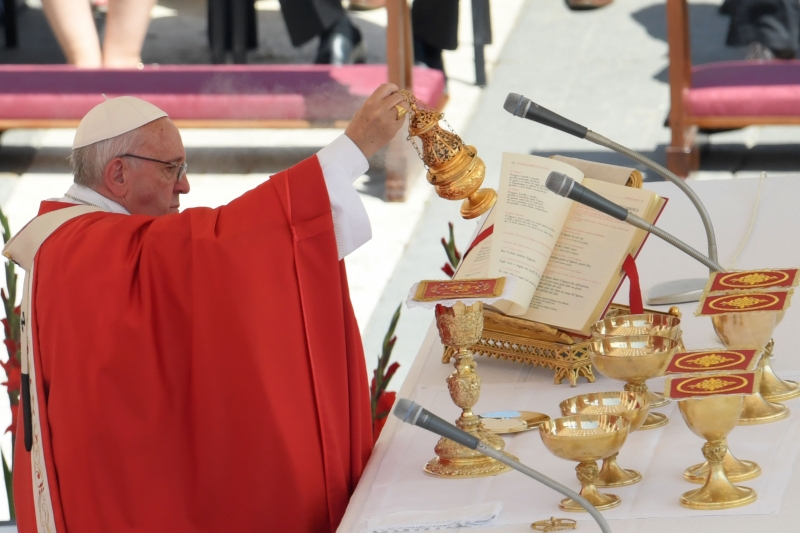 Papa celebrou missa e pediu por uma Igreja mais 'universal"
