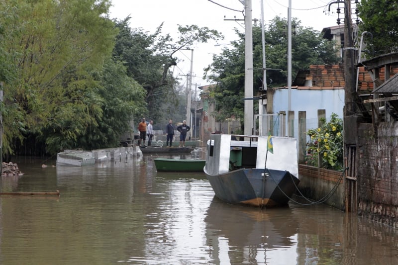 Moradores do bairro Arquipélago precisam construir casas altas e comprar barcos e macacões de pescador