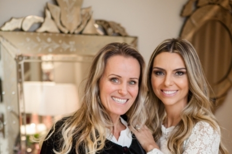 Cynthia Requena e Priscilla Nunes no lançamento da coleção Butterfly Tableware by Claudia Bartelle, na Parochi.