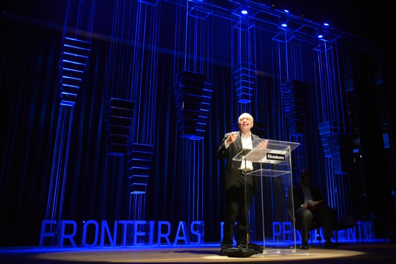 Lipovetsky refletiu sobre a filosofia da "leveza" na sociedade contemporânea hiperconsumista 